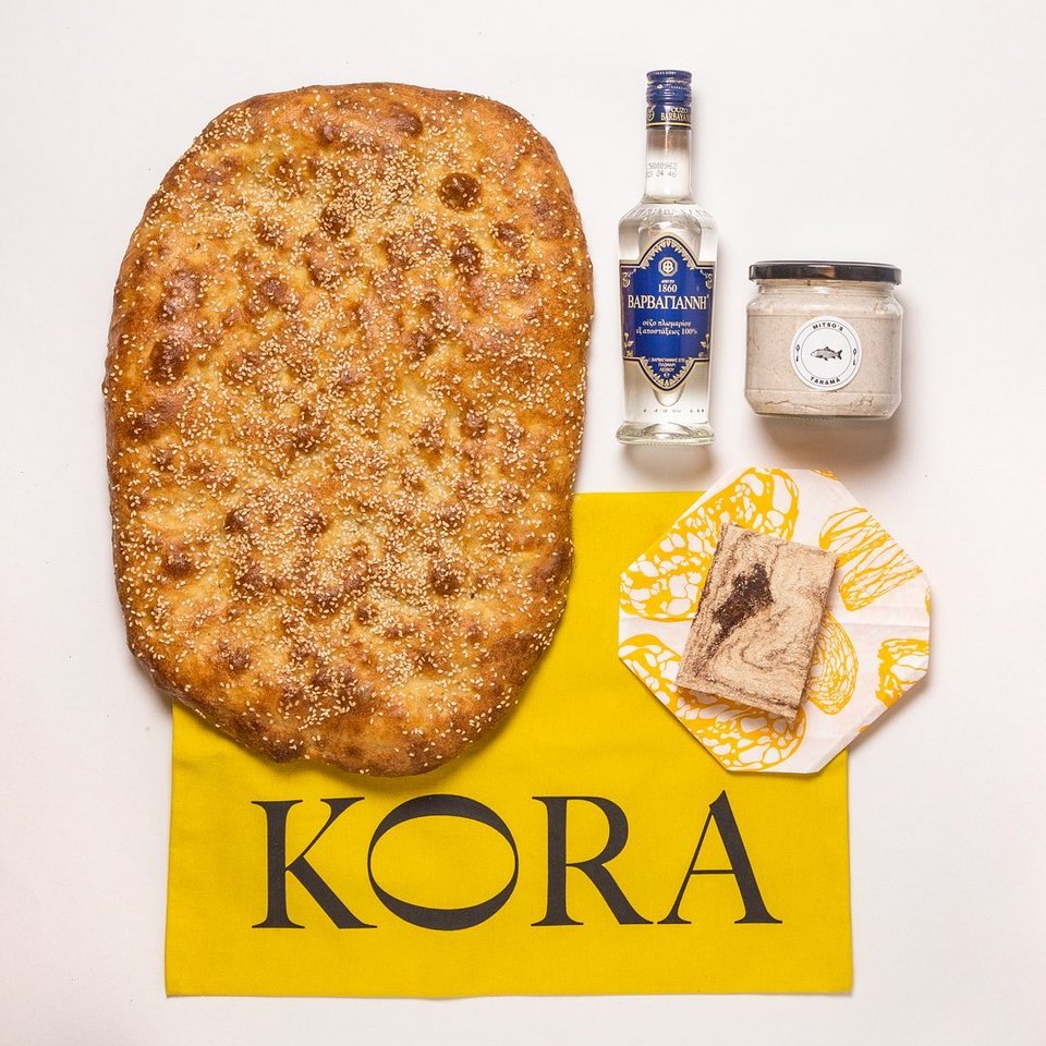 To πακέτο της Kora Bakery στο Κολωνάκι για την Καθαρά Δευτέρα: Λαγάνα, ούζο, ταραμάς και χαλβάς / Φωτογραφία: korabakery/Instagram