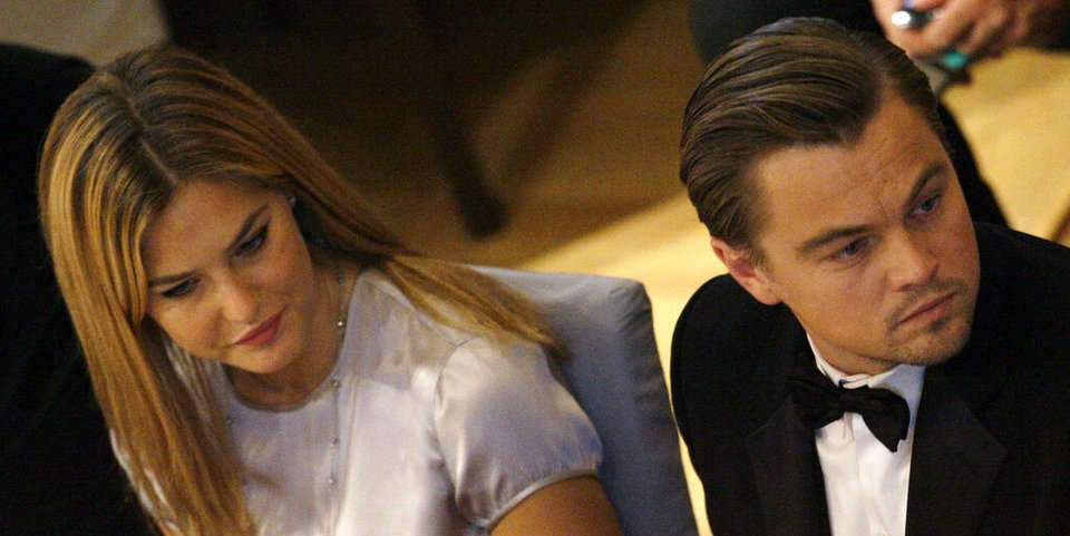 Η Bar Refaeli και ο Leonardo DiCaprio κατά τη διάρκεια της τελετής για το &quot;Cinema for Peace Gala 2010&quot;
