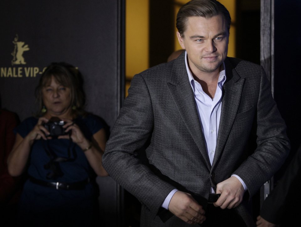 Ο Λεονάρντο ντι Κάπριο και πίσω του η μητέρα του, σε ρόλο φωτογράφου 