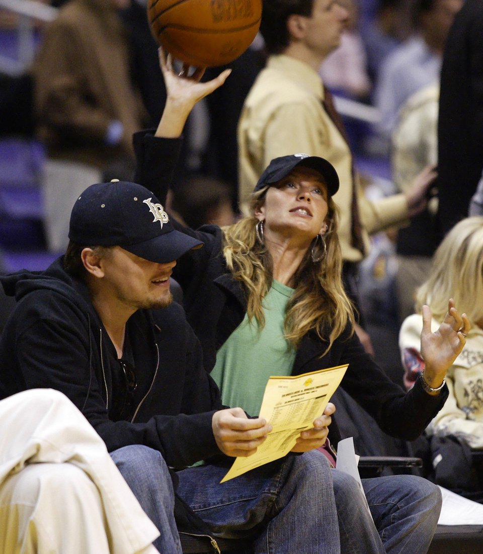 Η Gisele Bundchen και ο Leonardo DiCaprio, κοιτάζει κατά τη διάρκεια του ημιχρόνου του αγώνα των Los Angeles Lakers εναντίον των Minnesota Timberwolves το 2004