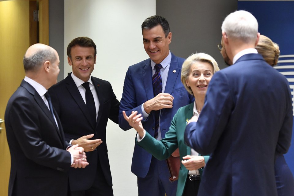 Το dress code αναφέρει πως επιτρέπεται η «συνήθης επαγγελματική ενδυμασία», δηλαδή τα κοστούμια