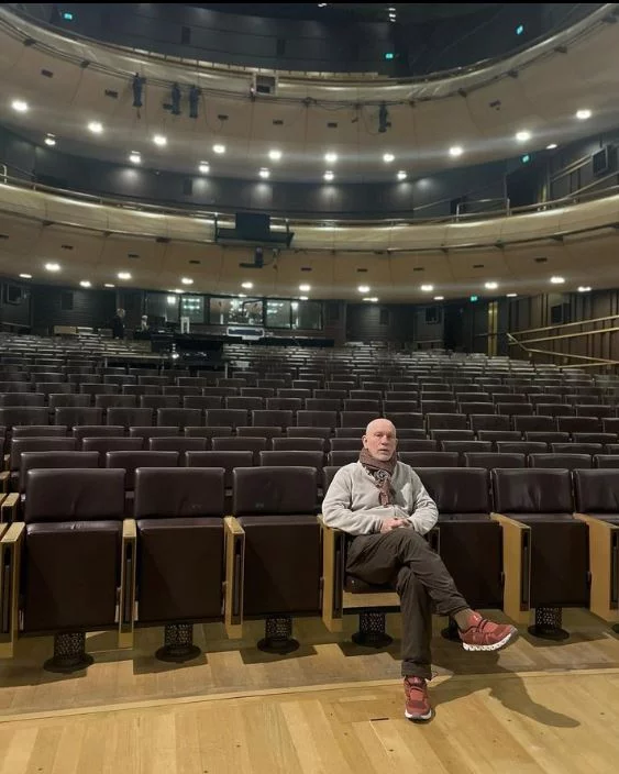 Ο Τζον Μάλκοβιτς, στη θέση των θεατών, λίγο πριν ανέβει στην σκηνή της Στέγης