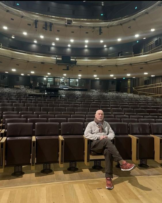 Ο Τζον Μάλκοβιτς, στη θέση των θεατών, λίγο πριν ανέβει στην σκηνή της Στέγης