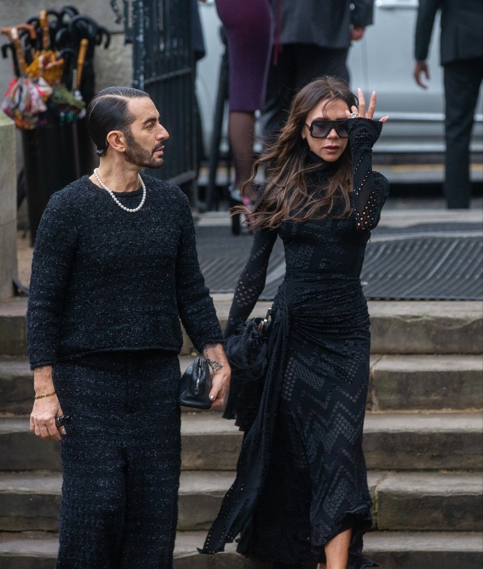 Ο Marc Jacobs έφτασε μαζί με τη Βικτόρια Μπέκαμ.
