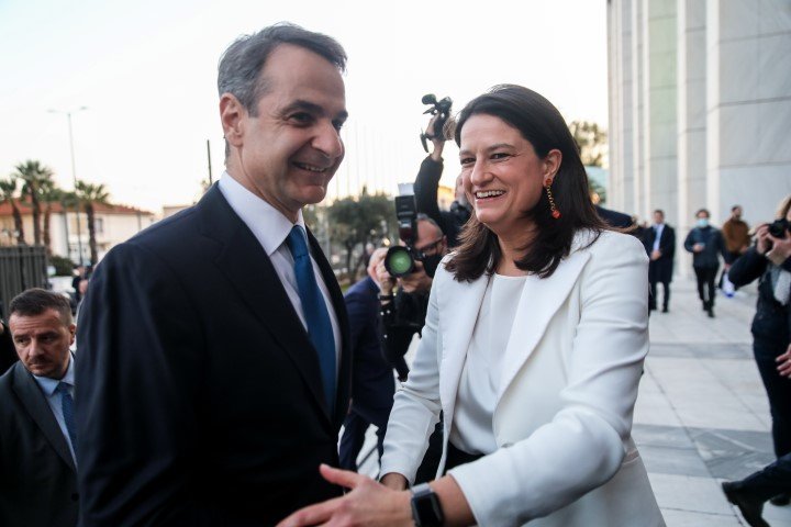 Η υπουργός Παιδείας Νίκη Κεραμέως υποδέχεται τον πρωθυπουργό Κυριάκο Μητσοτάκη / Φωτογραφία: ΓΙΑΝΝΗΣ ΠΑΝΑΓΟΠΟΥΛΟΣ/EUROKINISSI