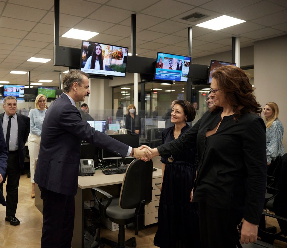 Ο πρωθυπουργός στο newsroom της ΕΡΤ