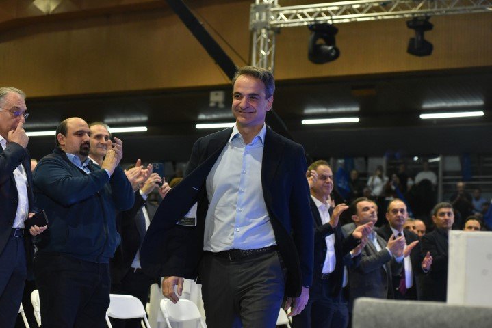 Ο Κυριάκος Μητσοτάκης κατά την ομιλία του στη Λάρισα -Φωτογραφία: ΑΠΕ-ΜΠΕ/ΑΠΟΣΤΟΛΗΣ ΝΤΟΜΑΛΗΣ