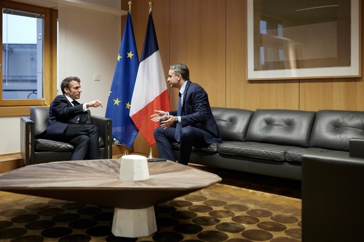 Κυριάκος Μητσοτάκης με Εμανουέλ Μακρόν στην άτυπη Σύνοδο Κορυφής