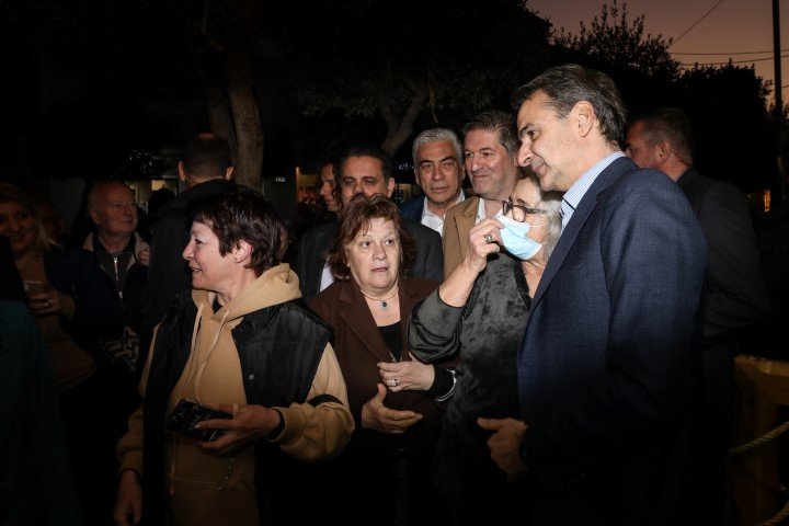 Ο Κυριάκος Μητσοτάκης συνομιλεί με πολίτες στο Περιστέρι / Φωτογραφία: Dimitris Kapantais / SOOC