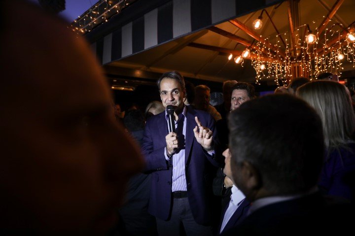 Ο Κυριάκος Μητσοτάκης μιλά σε πολίτες στο Περιστέρι / Φωτογραφία: Intimenews/ΚΑΜΣΗΣ ΔΗΜΟΣΘΕΝΗΣ