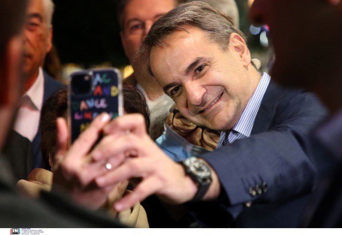 Ο Κυριάκος Μητσοτάκης βγάζει σέλφι με πολίτες στο Περιστέρι / Φωτογραφία: Intimenews/ΚΑΜΣΗΣ ΔΗΜΟΣΘΕΝΗΣ