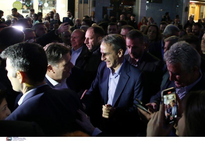 Ο Κυριάκος Μητσοτάκης χαιρετά τον αναπληρωτή υπουργό Εξωτερικών Μιλτιάδη Βαρβιτσιώτη στο Περιστέρι / Φωτογραφία: Intimenews/ΚΑΜΣΗΣ ΔΗΜΟΣΘΕΝΗΣ
