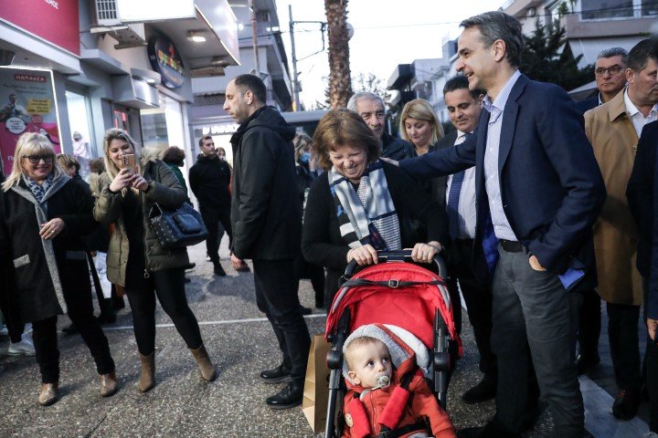 Ο Κυριάκος Μητσοτάκης συνομιλεί με πολίτες στο Περιστέρι / Φωτογραφία: Dimitris Kapantais / SOOC