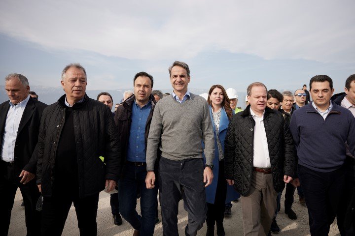 Ο Κυριάκος Μητσοτάκης και ο υπουργός Υποδομών Κώστας Καραμανλής στον Ε-65 -Φωτογραφία: ΓτΠ ΠΑΠΑΜΗΤΣΟΣ ΔΗΜΗΤΡΗΣ