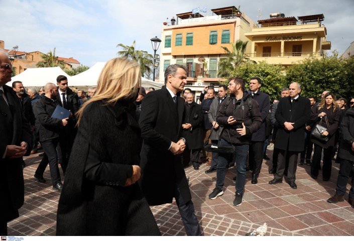 Ο Κυριάκος Μητσοτάκης με την Μαρέβα Γκραμπόφσκι στην κηδεία του Μανούσου Βολουδάκη -Φωτογραφία: ΚΑΡΤΣΩΝΑΚΗΣ ΜΑΚΗΣ/Intimenews