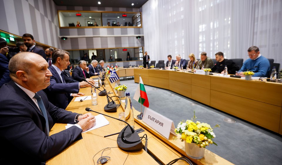 Ο Κυριάκος Μητσοτάκης και ο Βούλγαρος πρόεδρος Ράντεφ (δεξιά του) και απέναντι ο Βολοντίμιρ Ζελένσκι / Φωτογραφία: Johanna Geron, Pool Photo via AP