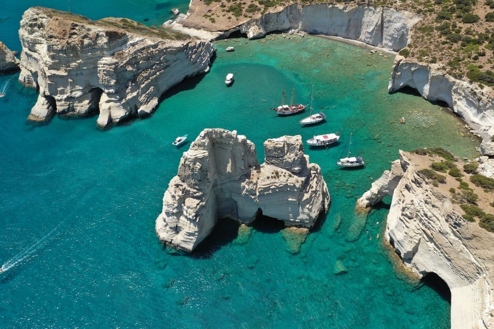 Η Μύλος με τις αξεπέραστες παραλίες της