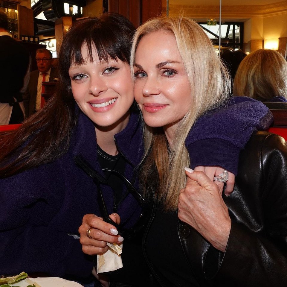 Η Νίκολα Πελτζ αγκαλιά με την μητέρα της Κλαούντια