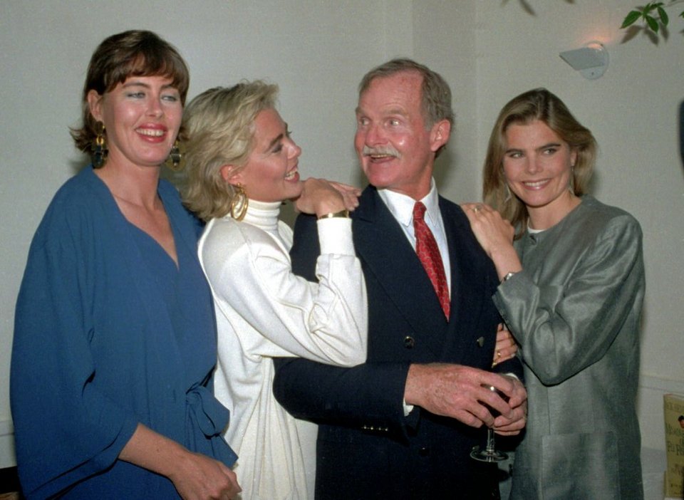 Οι κόρες Hemingway, από αριστερά, Muffet, Margaux και Mariel, ποζάρουν με τον πατέρα τους Jack στη Νέα Υόρκη σε φωτογραφία της 16ης Μαΐου 1986