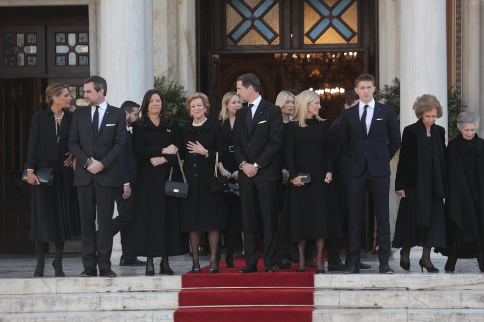 Μετά την ολοκλήρωση του μνημόσυνου η οικογένεια του τέως βασιλιά Κωνσταντίνου στάθηκε στα σκαλιά της Μητρόπολης
