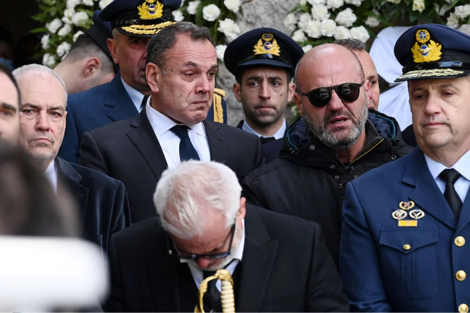 Ο υπουργός Άμυνας Νίκος Παναγιωτόπουλος δεν μπορεί να συγκρατήσει τα δάκρυά του