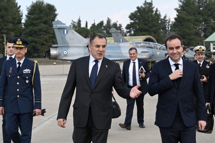 Στην Τανάγρα ο Ν.Παναγιωτόπουλος με τον Γάλλο ομόλογό του Σεμπάστιαν Λεκορνύ -Φωτογραφία: ΓΡ. ΤΥΠΟΥ ΥΠ. ΑΜΥΝΑΣ/EUROKINISSI