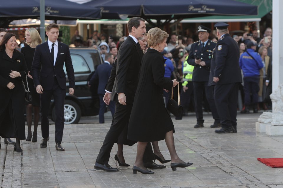 Ο Παύλος και η Αννα Μαρία κατευθύνονται στο ναό.