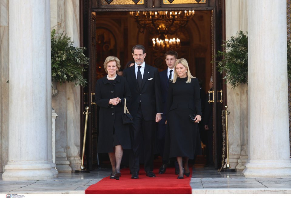 Τα μέλη της πρώην βασιλικής οικογένειας κατά την έξοδό τους από το ναό της Μητρόπολης.