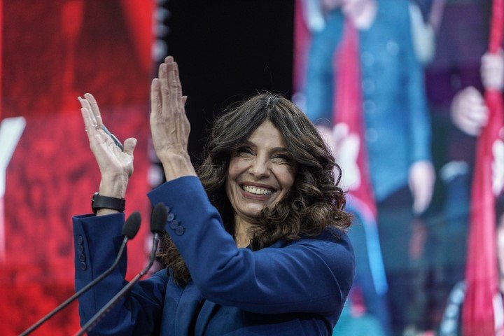 Η εκπρόσωπος του ΣΥΡΙΖΑ Πόηη Τσαπανίδου καλεί στο βήμα τον Αλέξη Τσίπρα / Φωτογραφία: Nick Paleologos / SOOC