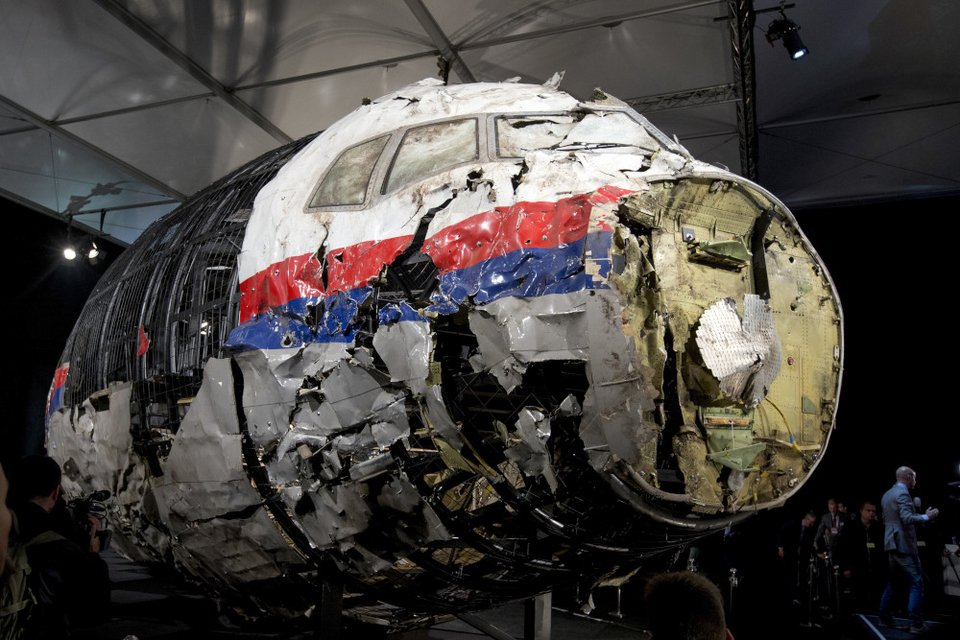 Συντρίμμια της μοιραίας πτήσης MH-17/ AP Photos