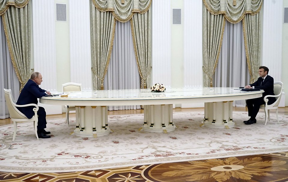 Η απόσταση που χώριζε Βλαντίμιρ Πούτιν με Εμανουέλ Μακρόν είναι χαρακτηριστική / Φωτογραφία: Sputnik, Kremlin Pool Photo via AP, File