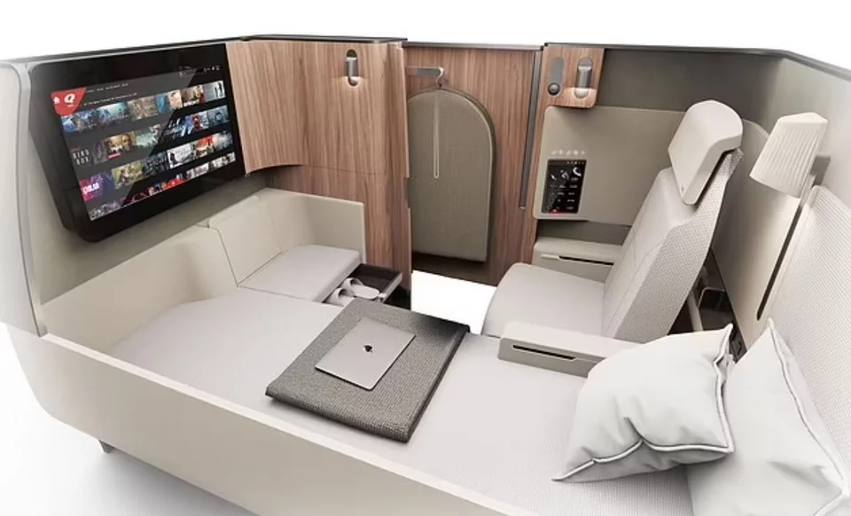 Η σουίτα πρώτης κατηγορίας, «έχει μια σειρά από χαρακτηριστικά που κάνουν τους επιβάτες να αισθάνονται σαν να βρίσκονται σε ένα μίνι boutique δωμάτιο ξενοδοχείου»