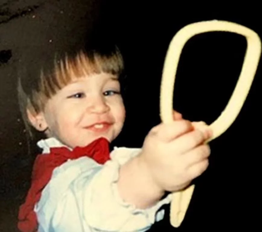 Οι φωτογραφίες που δόθηκαν από μέλη της οικογένειας της στην Daily Mail, δείχνουν μικρή τη νεαρό Saraswati με ξανθά/καστανά μαλλιά και εμφανώς πιο χλωμή επιδερμίδα