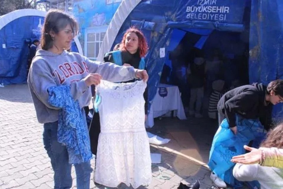 Ρούχα που έστειλαν στους πληγέντες στην Τουρκία / Φωτογραφία: Μilliyet