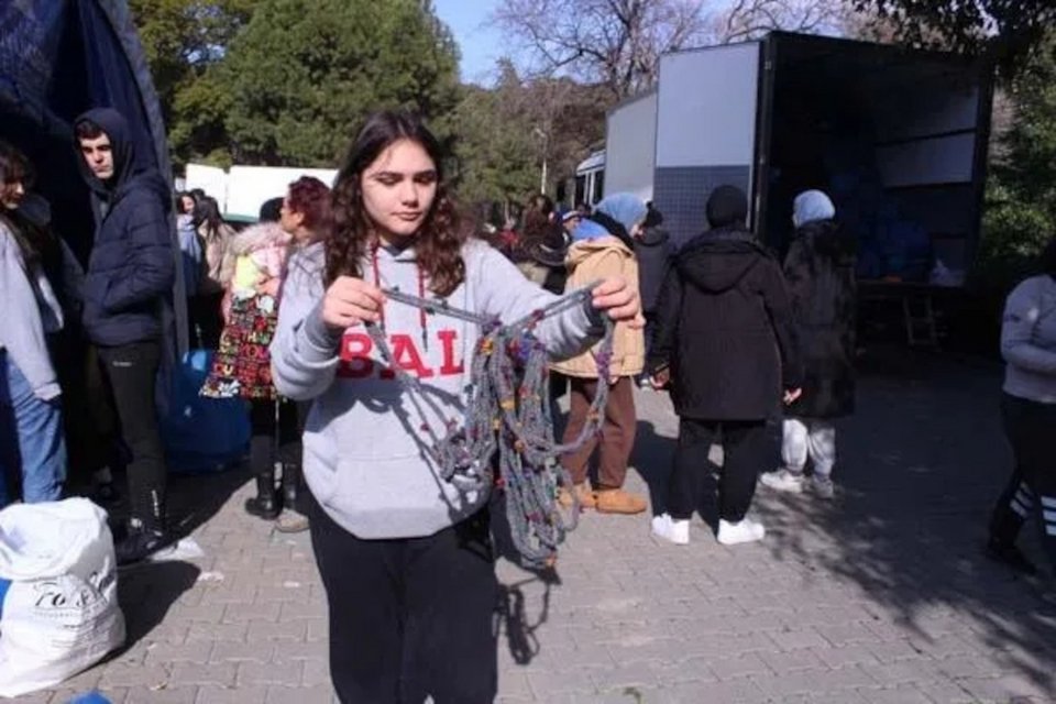 Ρούχα που έστειλαν στους πληγέντες στην Τουρκία / Φωτογραφία: Μilliyet