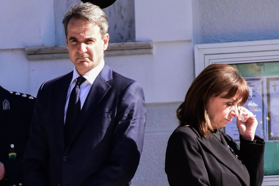 Συγκινημένος ο πρωθυπουργός, η Πρόεδρος της Δημοκρατίας σκουπίζει τα δάκρυα με μαντήλι