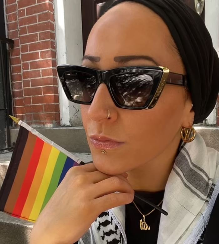 Η Saraswati με γυαλιά ηλίου