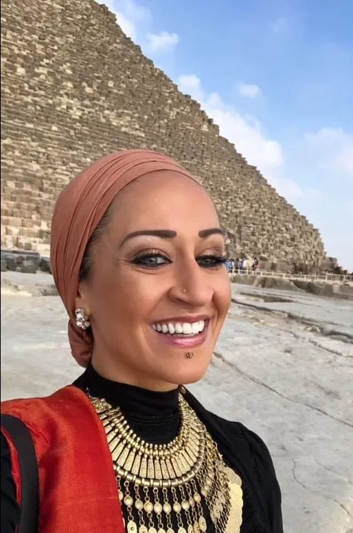 Η 39χρονη με φόντο πυραμίδα