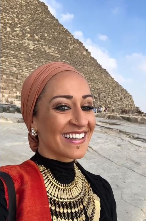 Η 39χρονη με φόντο πυραμίδα