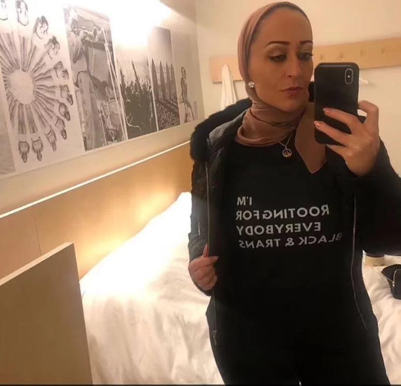 Η Saraswati δημοσίευσε αυτή την εικόνα στο προφίλ της στο Facebook τον Ιανουάριο, με ένα μπλουζάκι με λεζάντα: «Υποστηρίζω όλους τους μαύρους και τρανς».