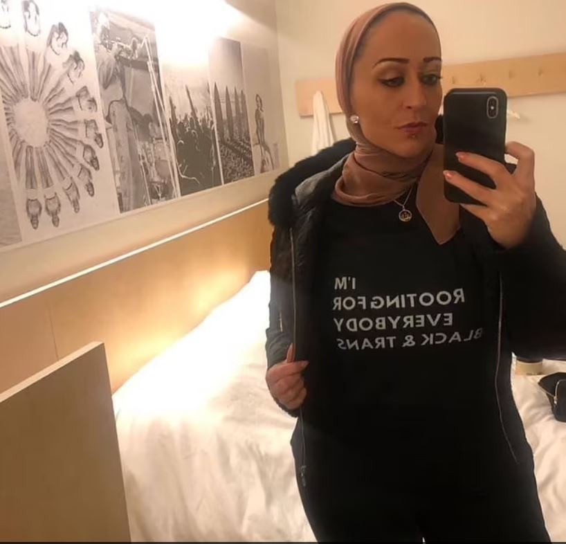 Η Saraswati δημοσίευσε αυτή την εικόνα στο προφίλ της στο Facebook τον Ιανουάριο, με ένα μπλουζάκι με λεζάντα: «Υποστηρίζω όλους τους μαύρους και τρανς».