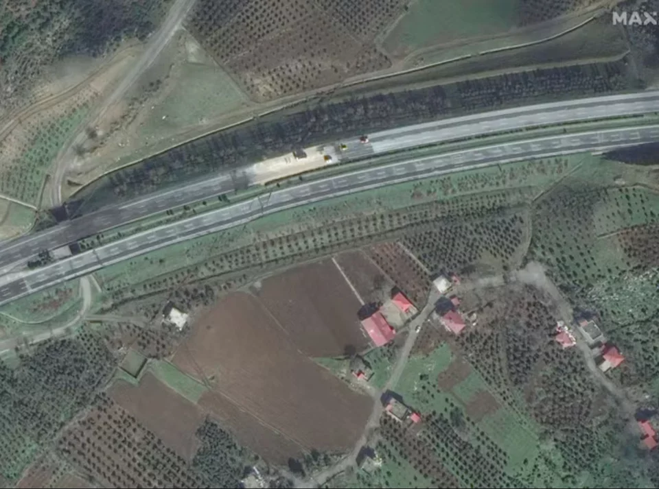 Δορυφορική εικόνα μετά το σεισμό όπου διακρίνεται το ρήγμα (Maxar)