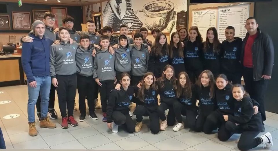 Η 30μελής ομάδα βόλεϊ από την Αμμόχωστο που παραμένει εγκλωβισμένη κάτω από τα συντρίμμια ξενοδοχείου