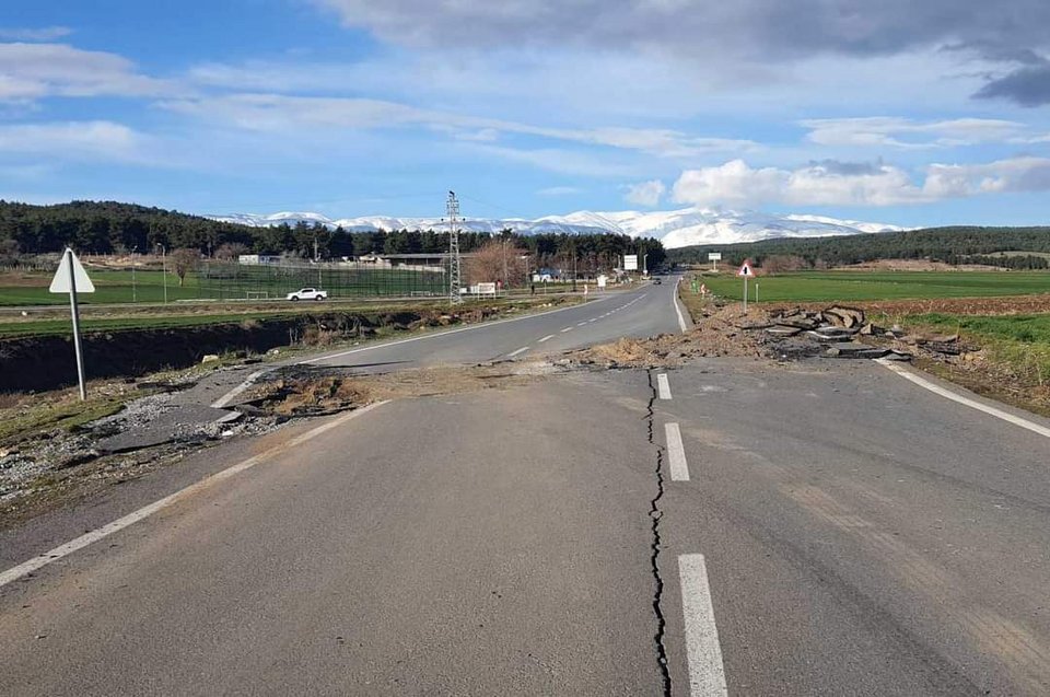 Αριστερόστροφη μετατόπιση της ασφάλτου που προκάλεσε η επιφανειακή διάρρηξη του ρήγματος
