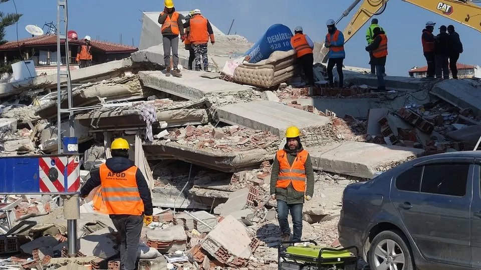 Τα συντρίμμια της πολυκατοικίας κάτω από τα οποία βρέθηκε εγκλωβισμένη η Νέκλα με τον νεογέννητο γιο της