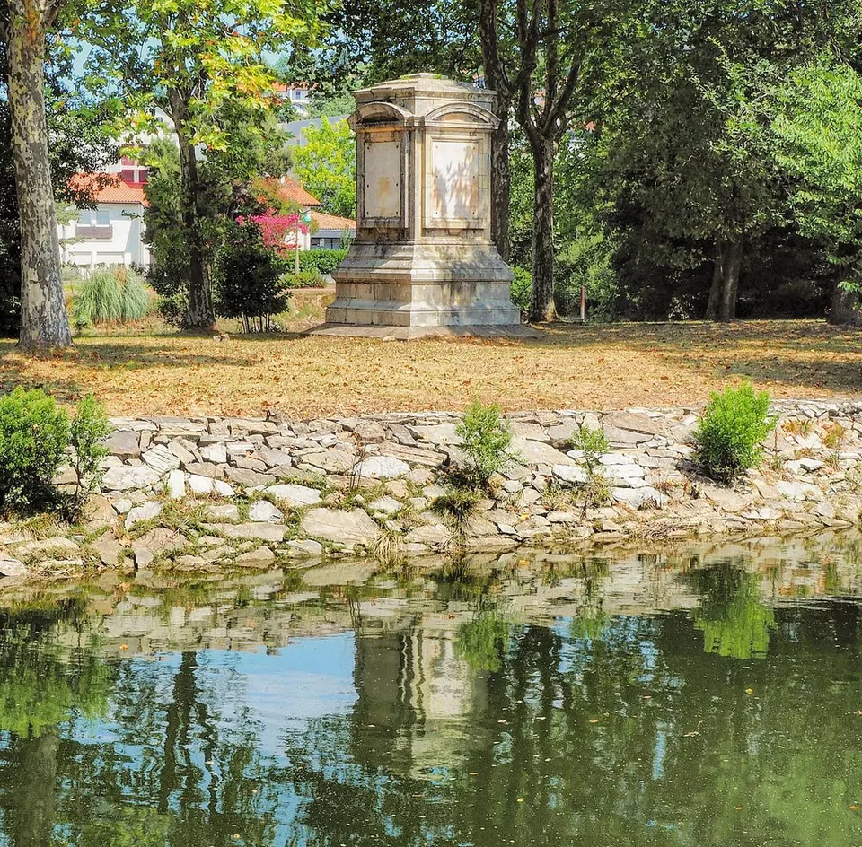 Ο πέτρινος μονόλιθος στο νησί του Φασιανού