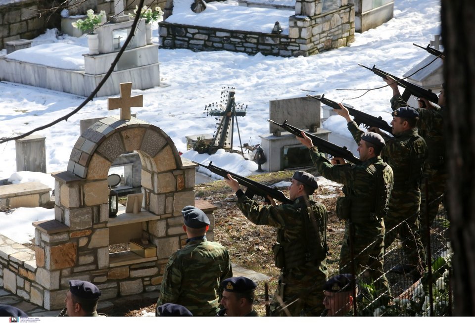 «Ράγισαν» καρδιές στην ταφή του σμηναγού Ευστάθιου Τσιτλακίδη