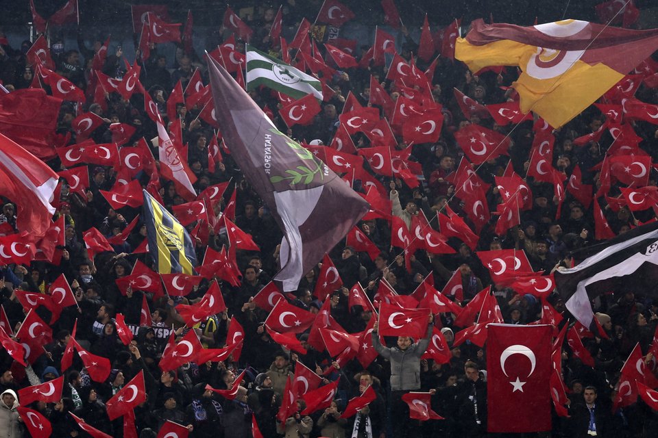 Σημαίες πολλών τουρκικών ομάδων, στο κέντρο αυτή της Χατάισπορ / Φωτογραφία: AP Photo