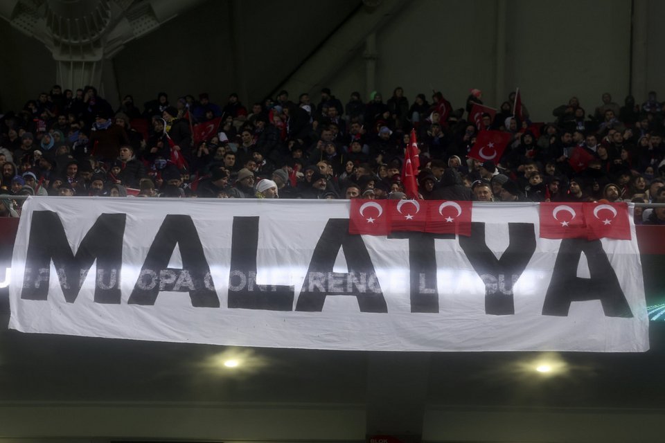 Πανό με το όνομα της περιοχής Μαλάτια που «χτύπησε» ο εγκέλαδος / Φωτογραφία: AP Photo