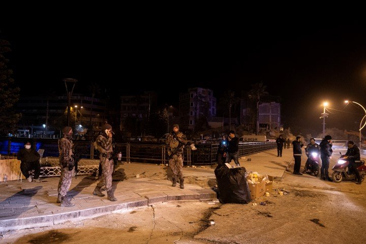 Στρατιώτες στην επαρχία Χατάι της Τουρκίας μετά τους νέους σεισμούς / Φωτογραφία: Getty Images